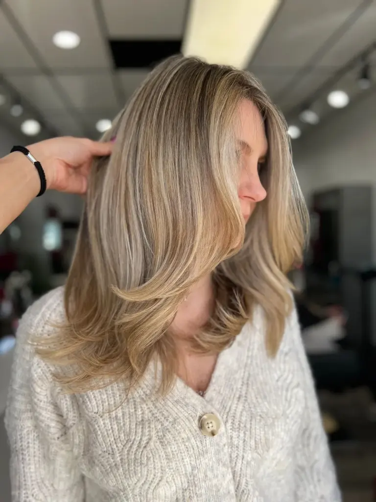 Bronde balayage in long, face-framing layers